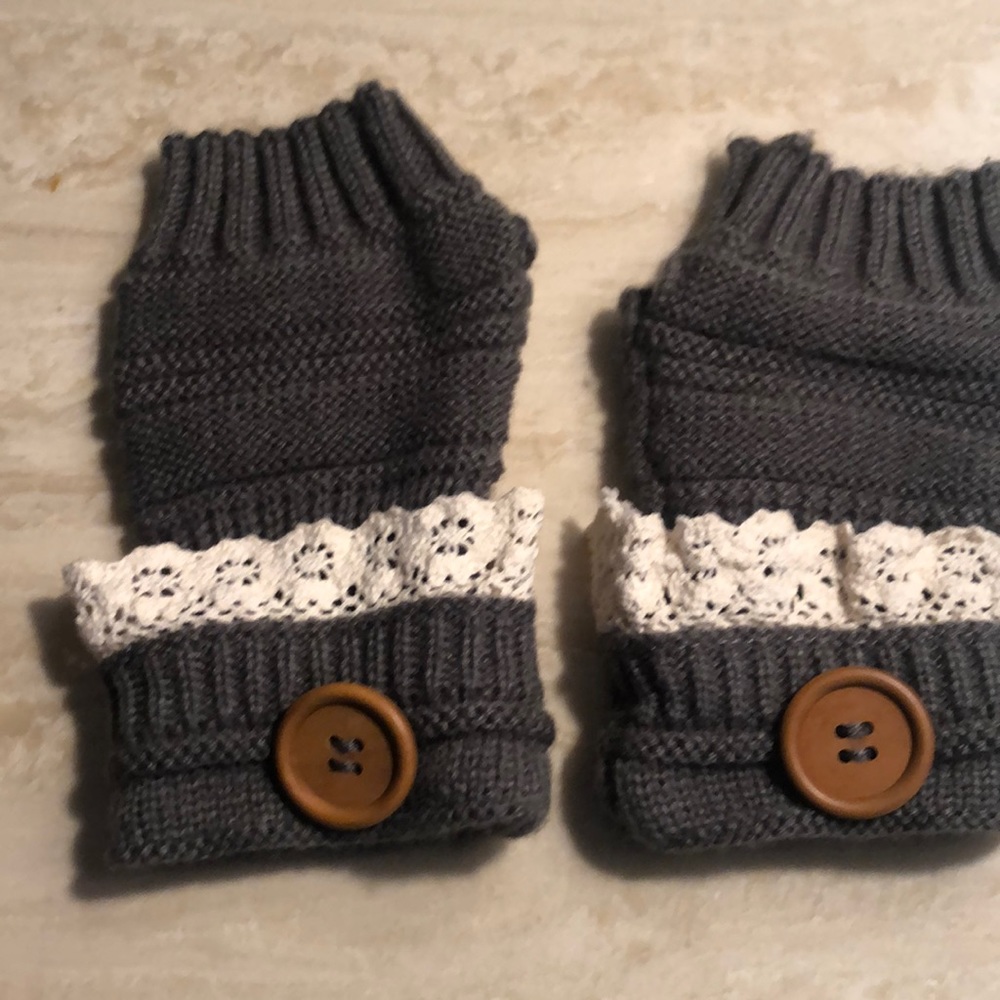 Gray gloves with Embroidered lace detail